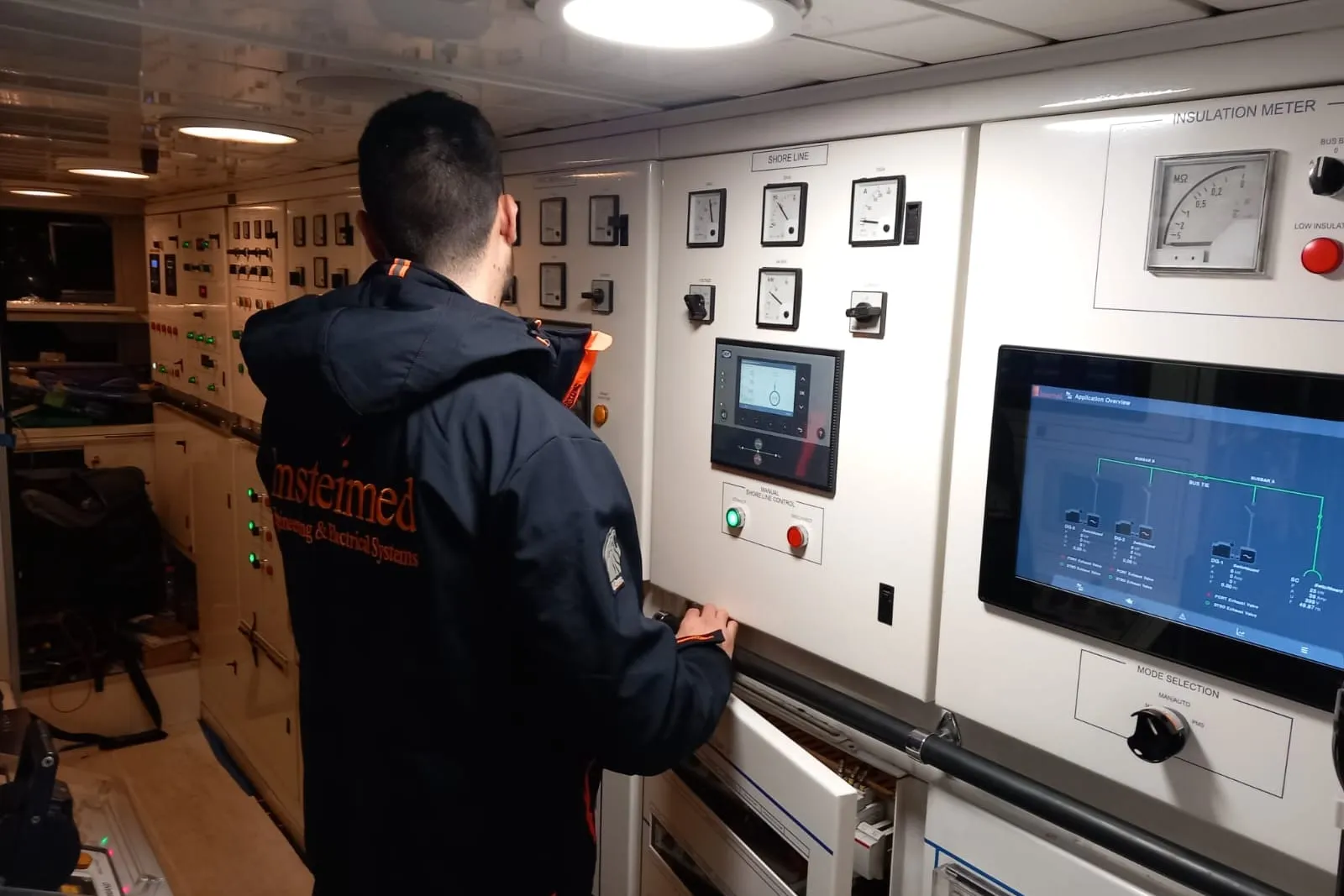 Técnico de Insteimed operando la consola de control y monitorización en el puente de un buque
