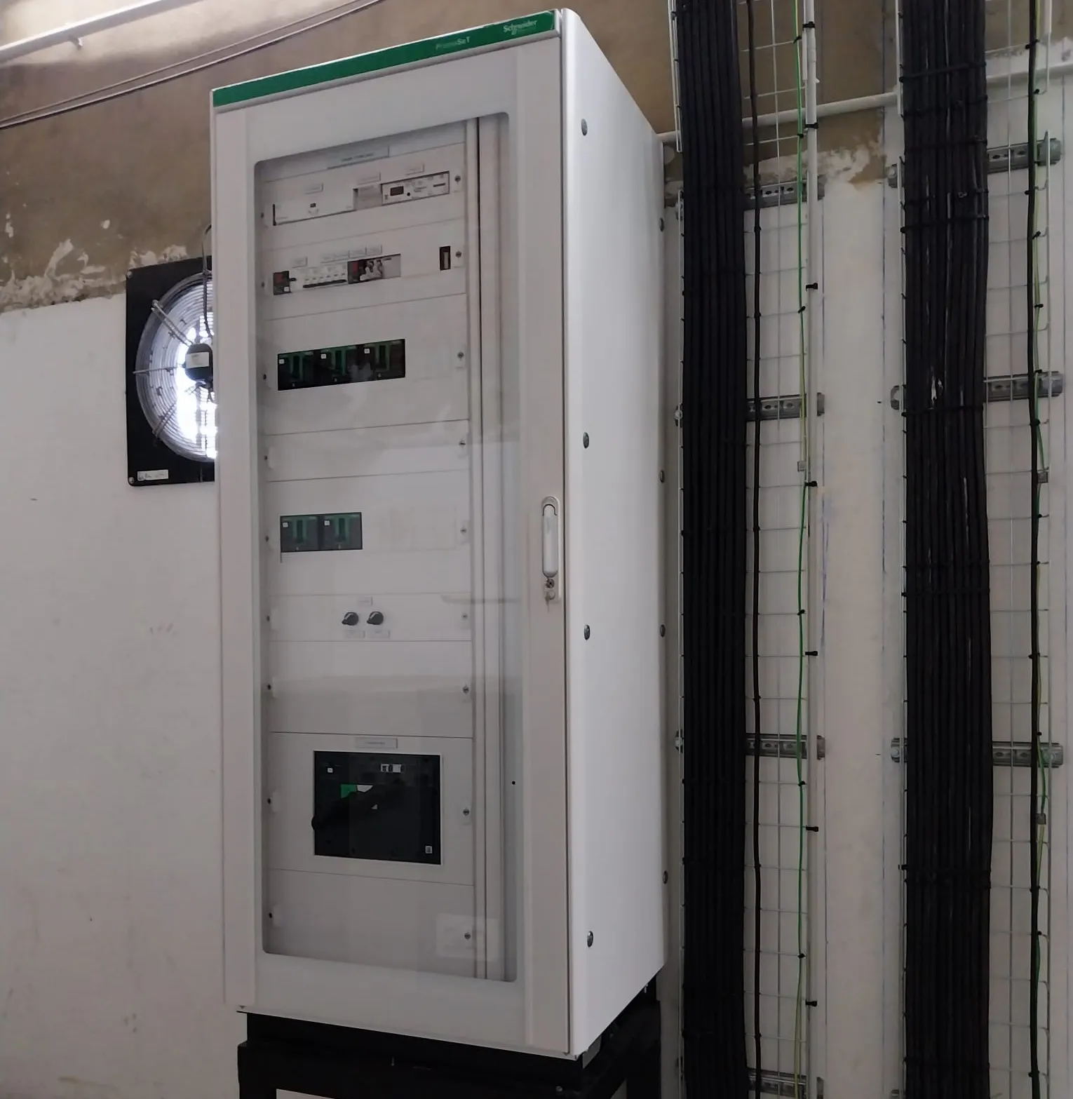 Benimodo · Planta fotovoltaica: Ingeniería e instalación fotovoltaica industrial en Benimodo: cuadro solar de 5×180 kW, MCC de 1.000 A a 690V y dirección de obra presencial hasta la legalización.