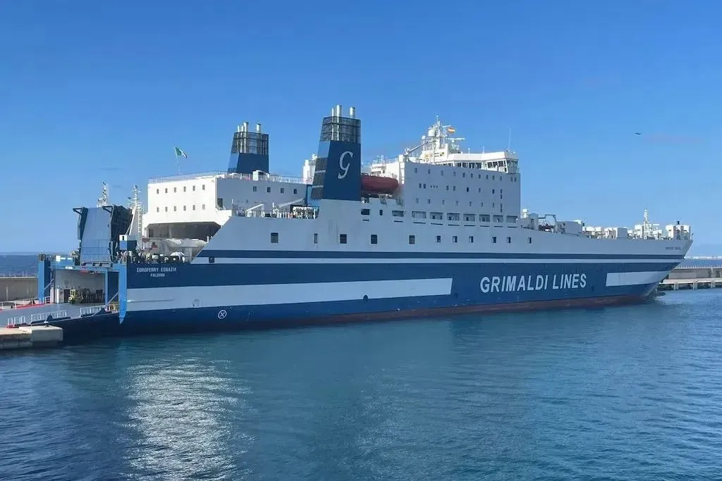 Ciudad de Alcudia: Reparación de los daños por incendio en las cubiertas 5 y 4 del ferry Ciudad de Alcudia, para Trasmed: nueva instalación eléctrica, detección de incendios, megafonía y CCTV.