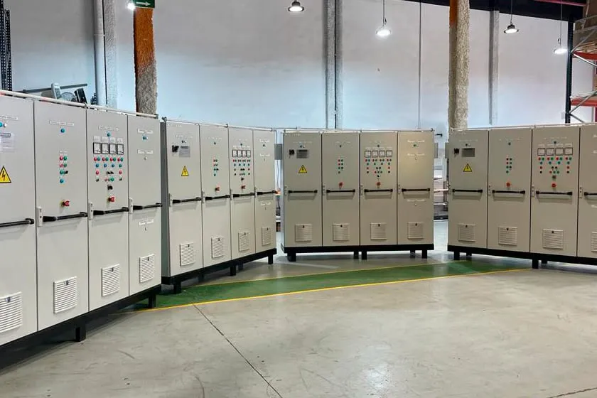 Hilera de cuadros eléctricos terminados en el taller de Insteimed en Paiporta