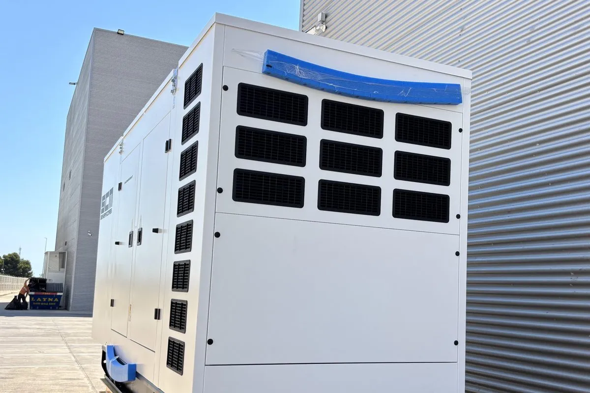 Frío Valencia · Grupo de emergencia: Grupo electrógeno de emergencia de 436 kVA para Frío Valencia, con cuadro de potencia controlado por PLC y sincronización ante fallo de red.