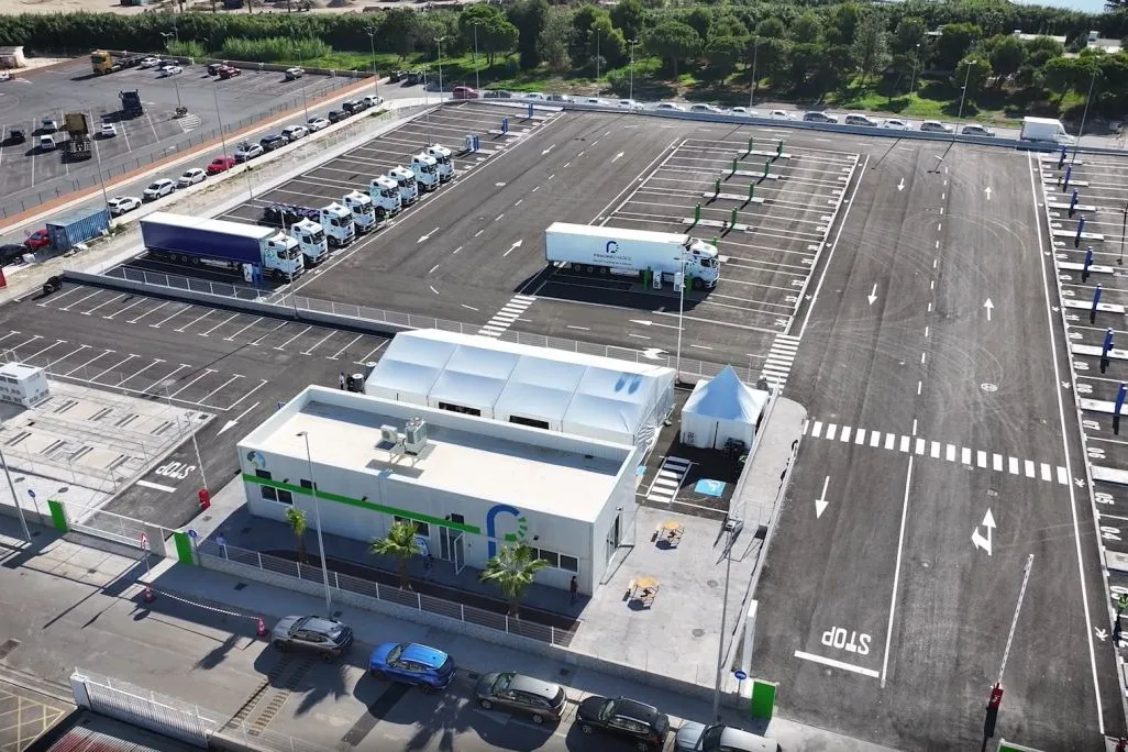 MercaValencia · Hub de recarga de camiones eléctricos: Diseño del SCADA y del sistema de alarmas y monitorización (AMS) para supervisar la carga y la conexión de los cargadores de un hub de camiones eléctricos.